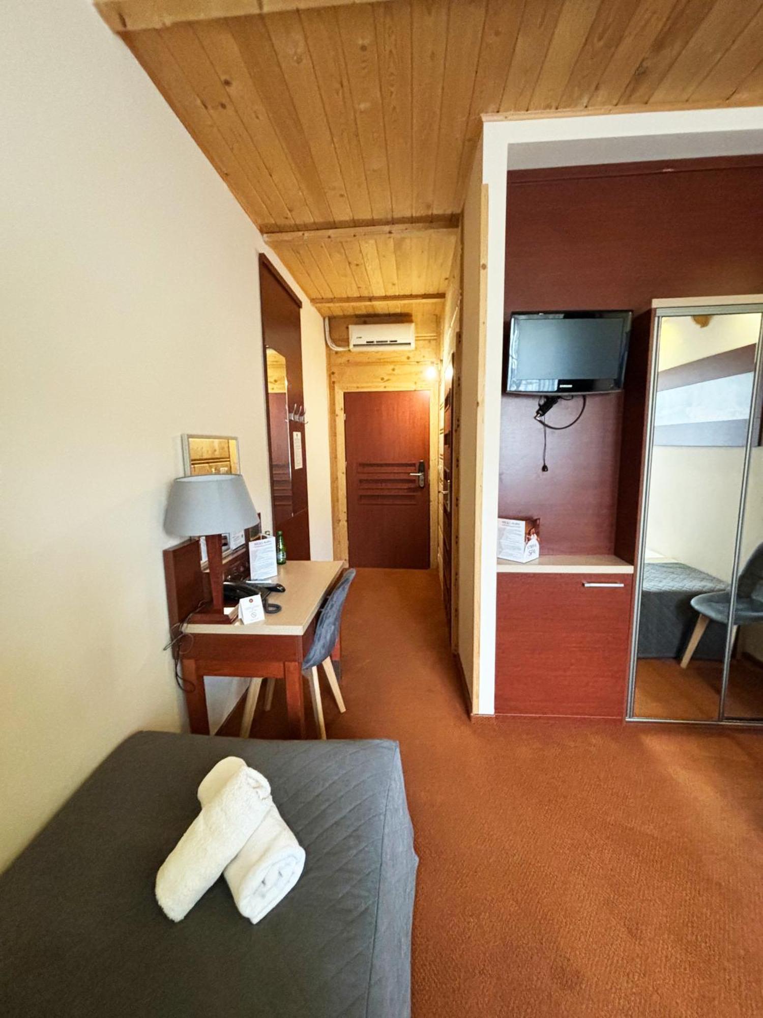Hotel 365 Келце Екстериор снимка