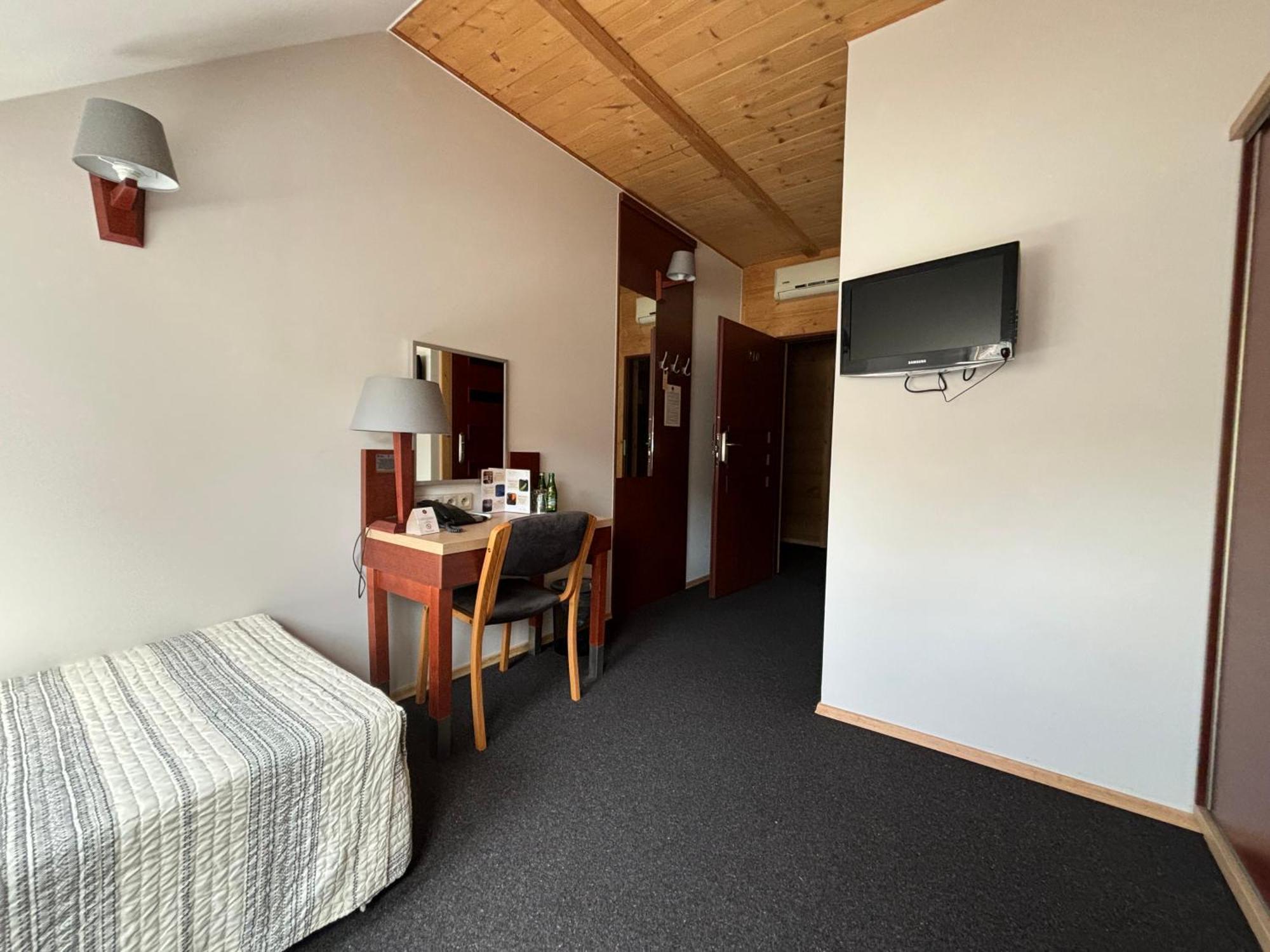 Hotel 365 Келце Екстериор снимка